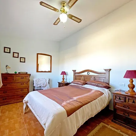 בית נופש Exquisite Rural House With Garden, Pool And Views. *
