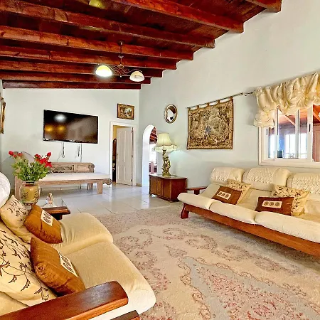 בית נופש Exquisite Rural House With Garden, Pool And Views.